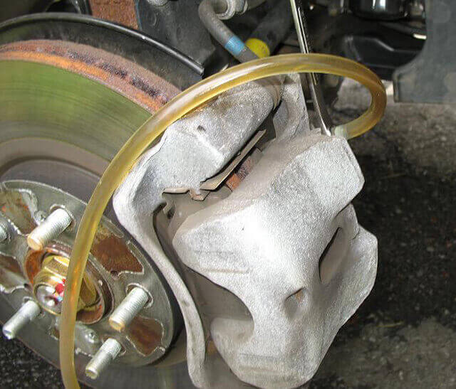 desguacesn430 cambio liquido de frenos en una rueda