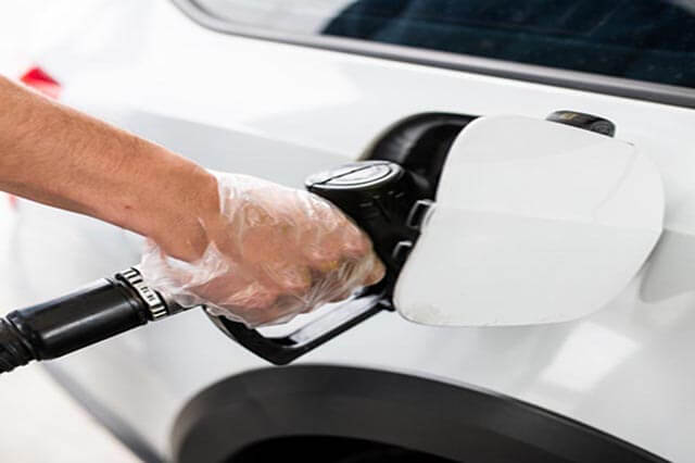 desguacesn430 repostar gasolina con guantes para protegerte del coronavirus o covid-19 desguacesn430 repostar gasolina con guantes para protegerte del coronavirus o covid-19